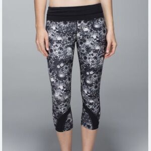 Lululemon Black/White Floral Run Inspire Crop Capri Leggings Women's Size 4